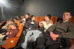 Uczniowie-z-SP-Jelen-w-sali-kinowej-w-oczekiwaniu-na-lekcje-i-seans-filmowy