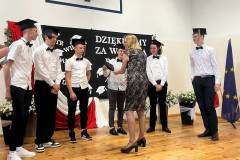 Dyrektor-Szkoly-Izabella-Kraemer-wrecza-pamiatkowe-dyplomy-absolwentom-SP-w-Jeleniu