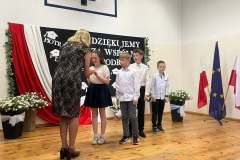 Dyrektor-Szkoly-Izabella-Kraemer-wrecza-uczniom-klasy-IV-karty-rowerowe