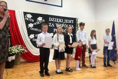 Dzieci-z-klasy-III-z-dyplomami-ukonczenia-edukacji-wczesnoszkolnej