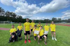 Uczestnicy-trojboju-w-zoltych-koszulkach-pozuja-do-wspolnego-zdjecia-na-stadionie-w-Bornem-Sulinowie.-2