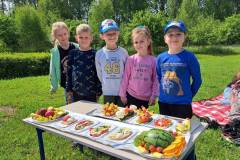 Dzieci-z-odzialu-przedszkolnego-przy-stoliku-z-wlasnorecznie-wykonanymi-zdrowymi-kanapkami
