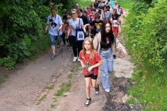 Na-zdjeciu-spolecznosc-szkolna-w-czasie-spaceru-nordic-walking