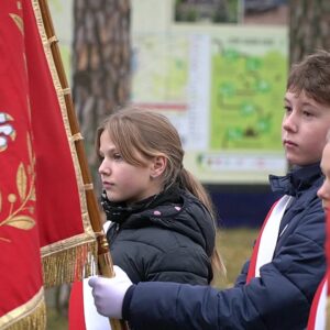 POCZET SZTANDAROWY SP W JELENIU NA MIEJSKICH OBCHODACH NARODOWEGO ŚWIĘTA NIEPODLEGŁOŚCI.